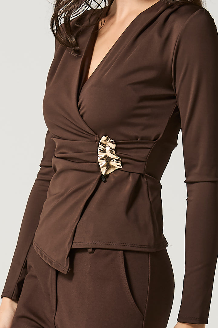 Maglia scollo a V incrociato con gioiello