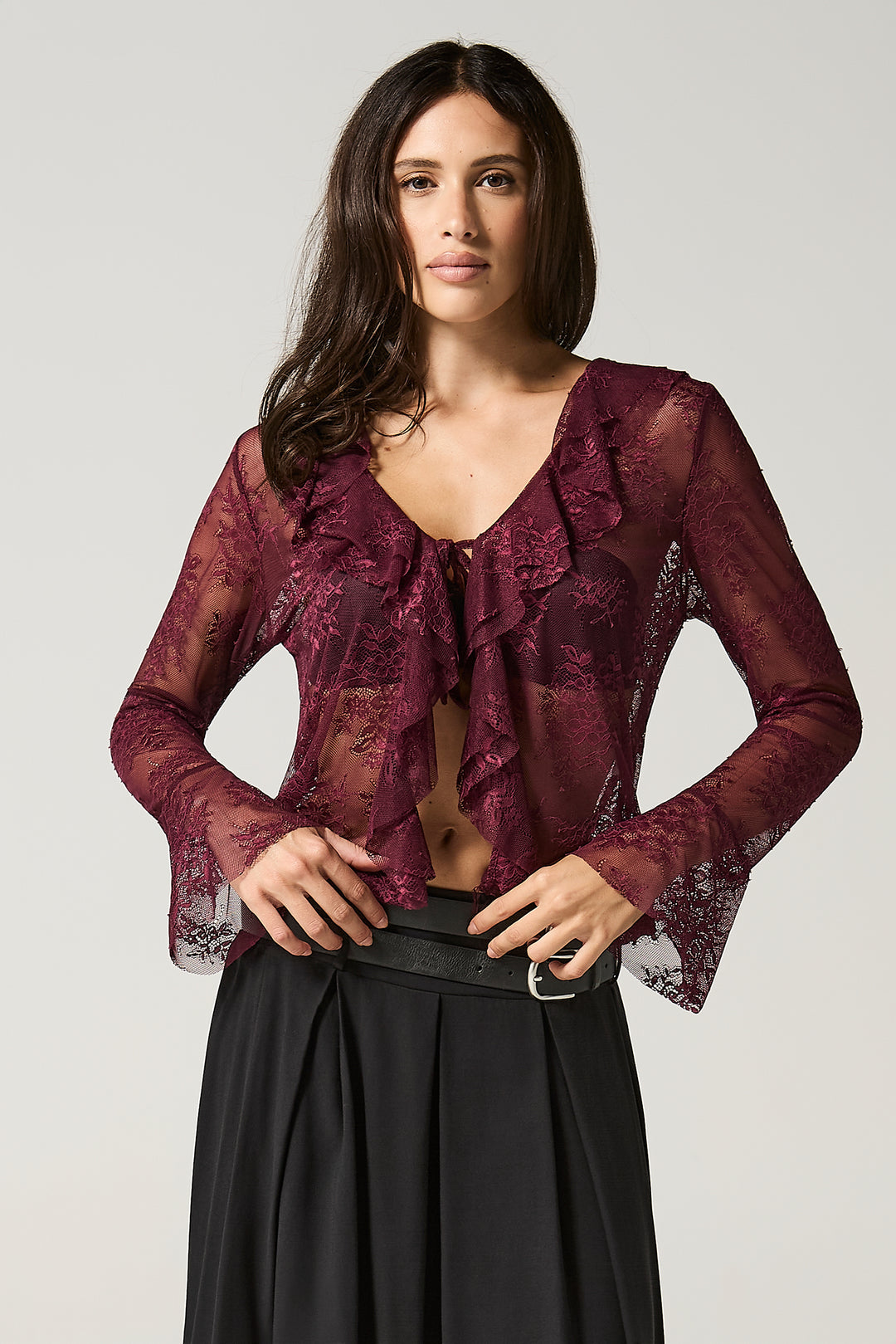 Maglia aperta in pizzo con volant sullo scollo