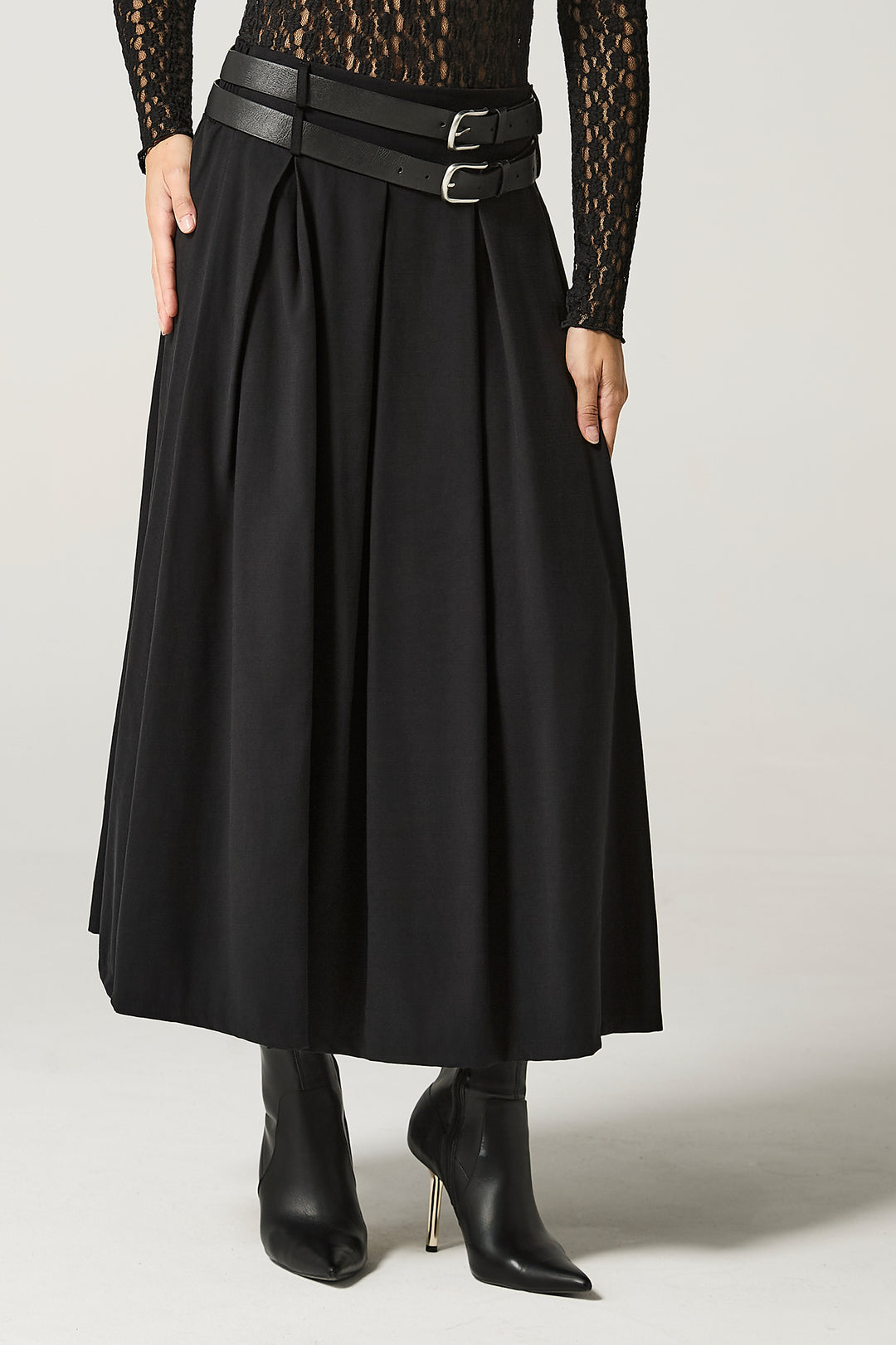 Gonna a ruota con pieghe e cinta doppia