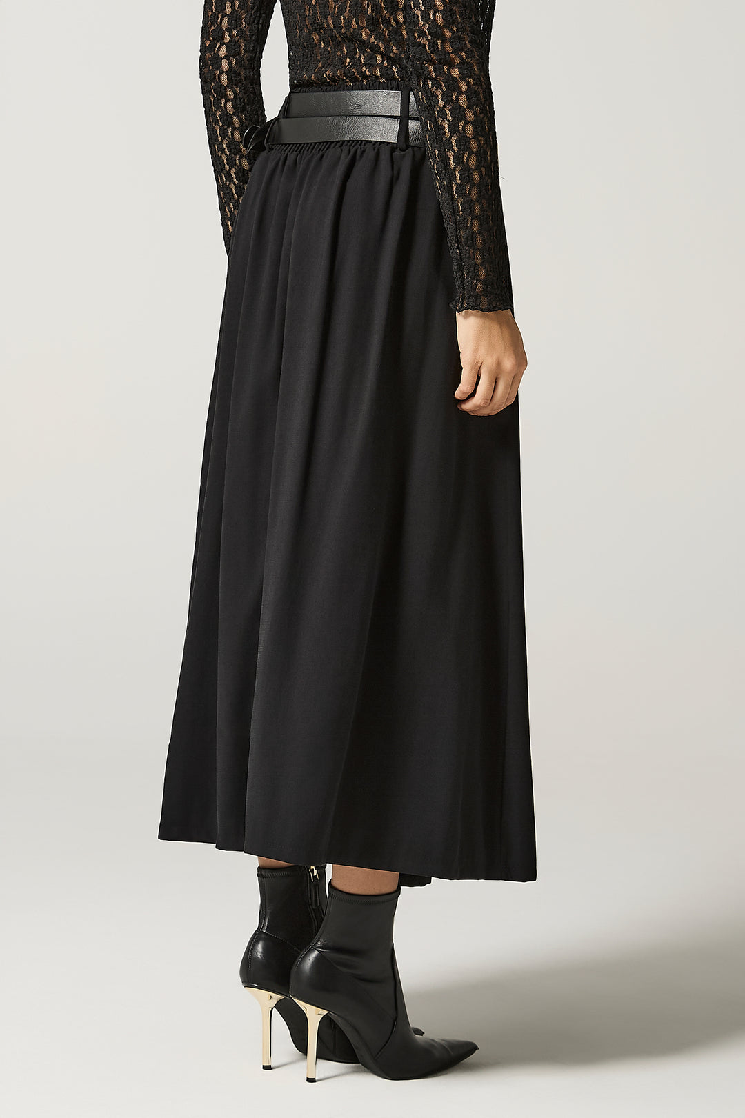 Gonna a ruota con pieghe e cinta doppia