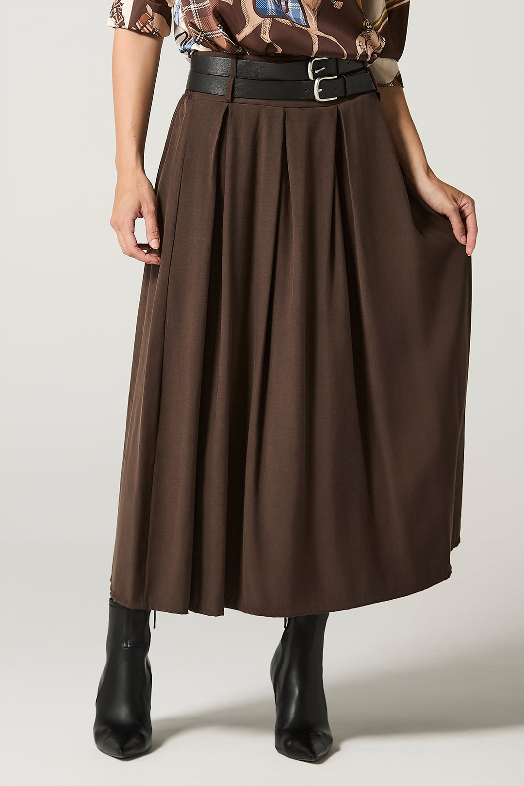 Gonna a ruota con pieghe e cinta doppia