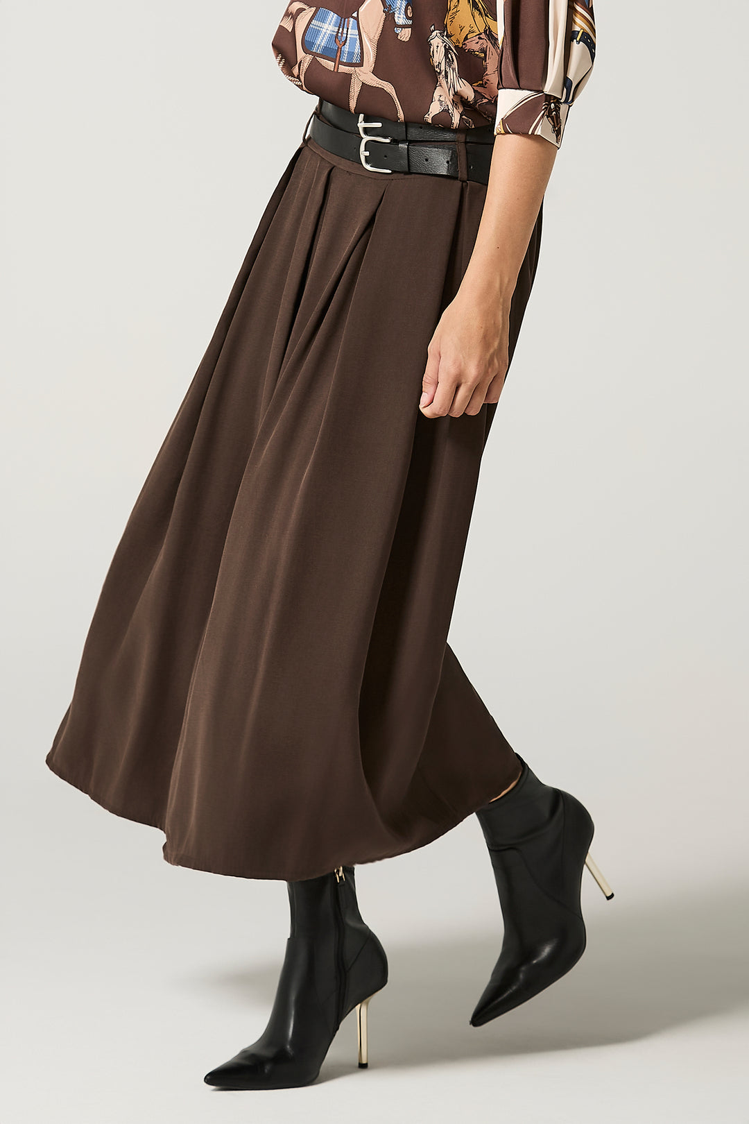 Gonna a ruota con pieghe e cinta doppia