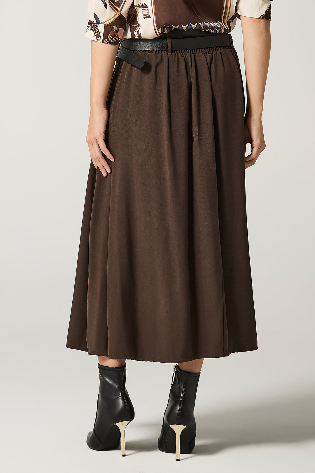 Gonna a ruota con pieghe e cinta doppia