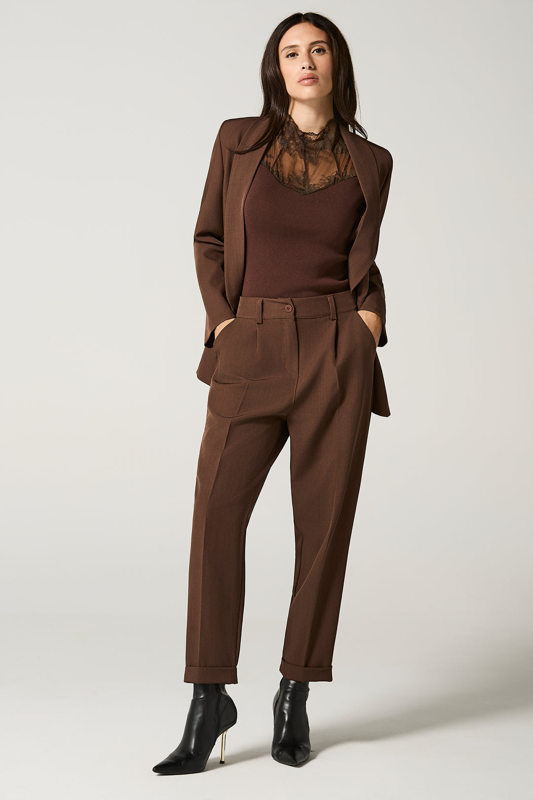 Pantalone chino con risvolto al fondo