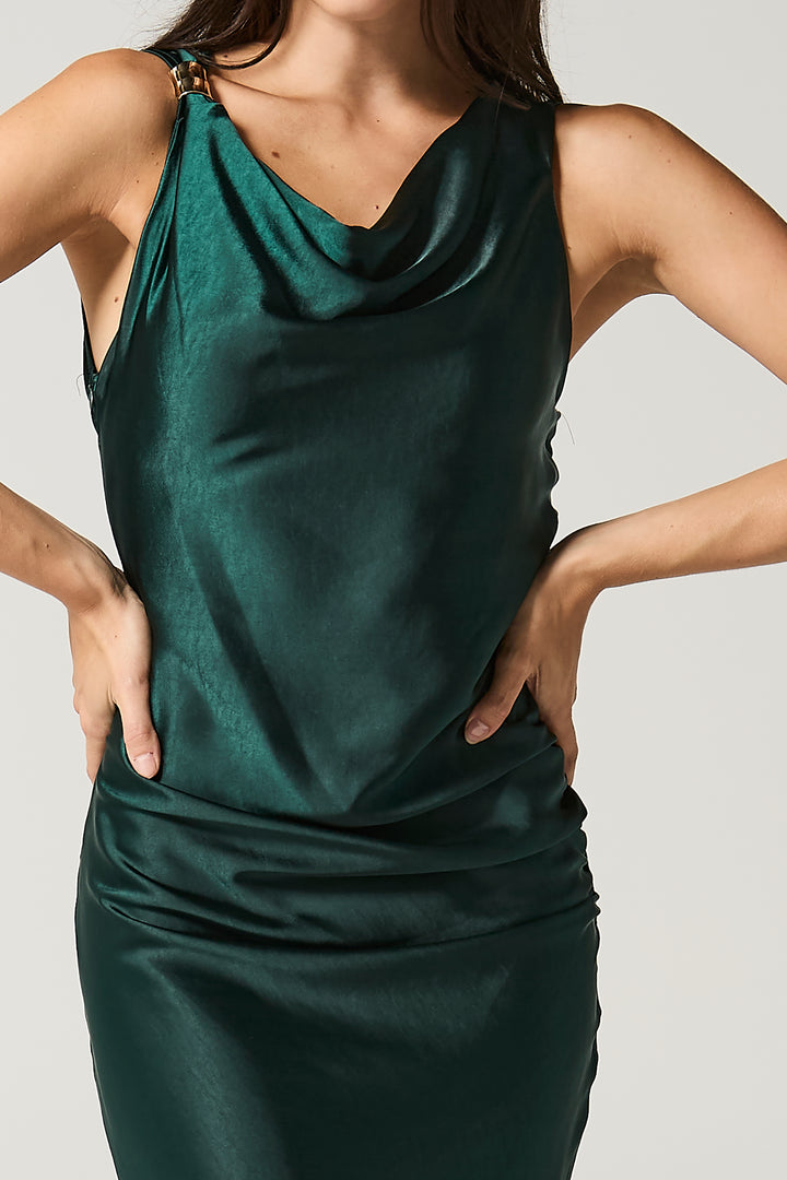 Abito con fermaglio tubolare sulla spallina