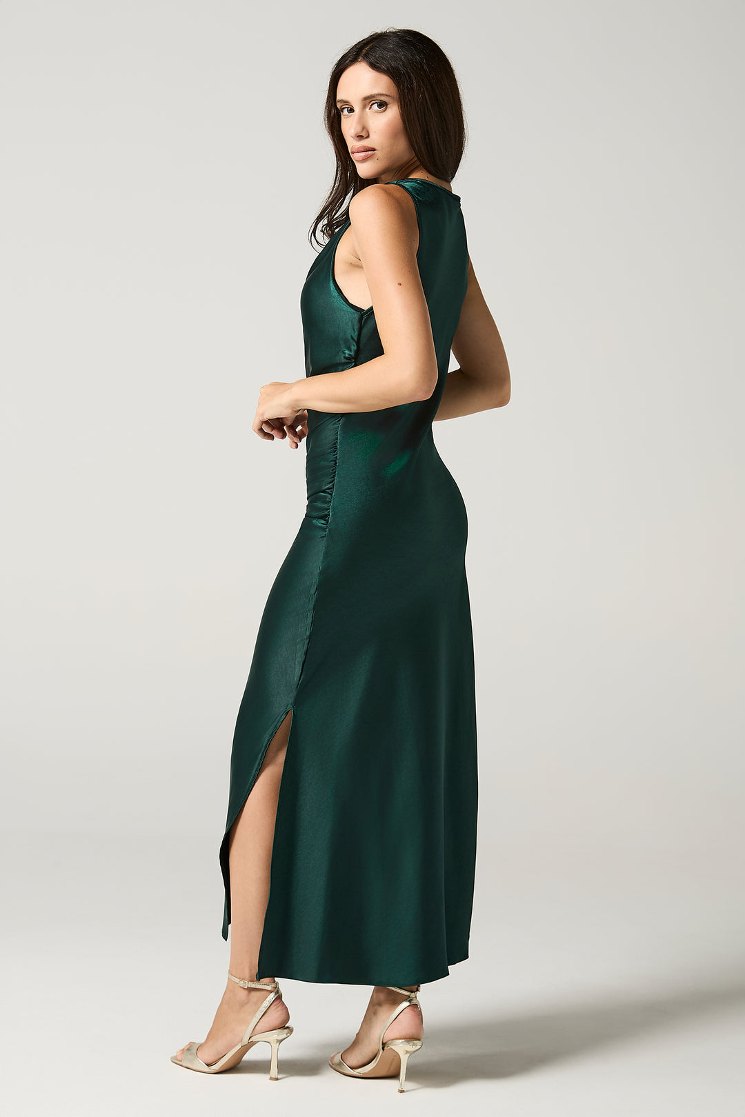 Abito con fermaglio tubolare sulla spallina