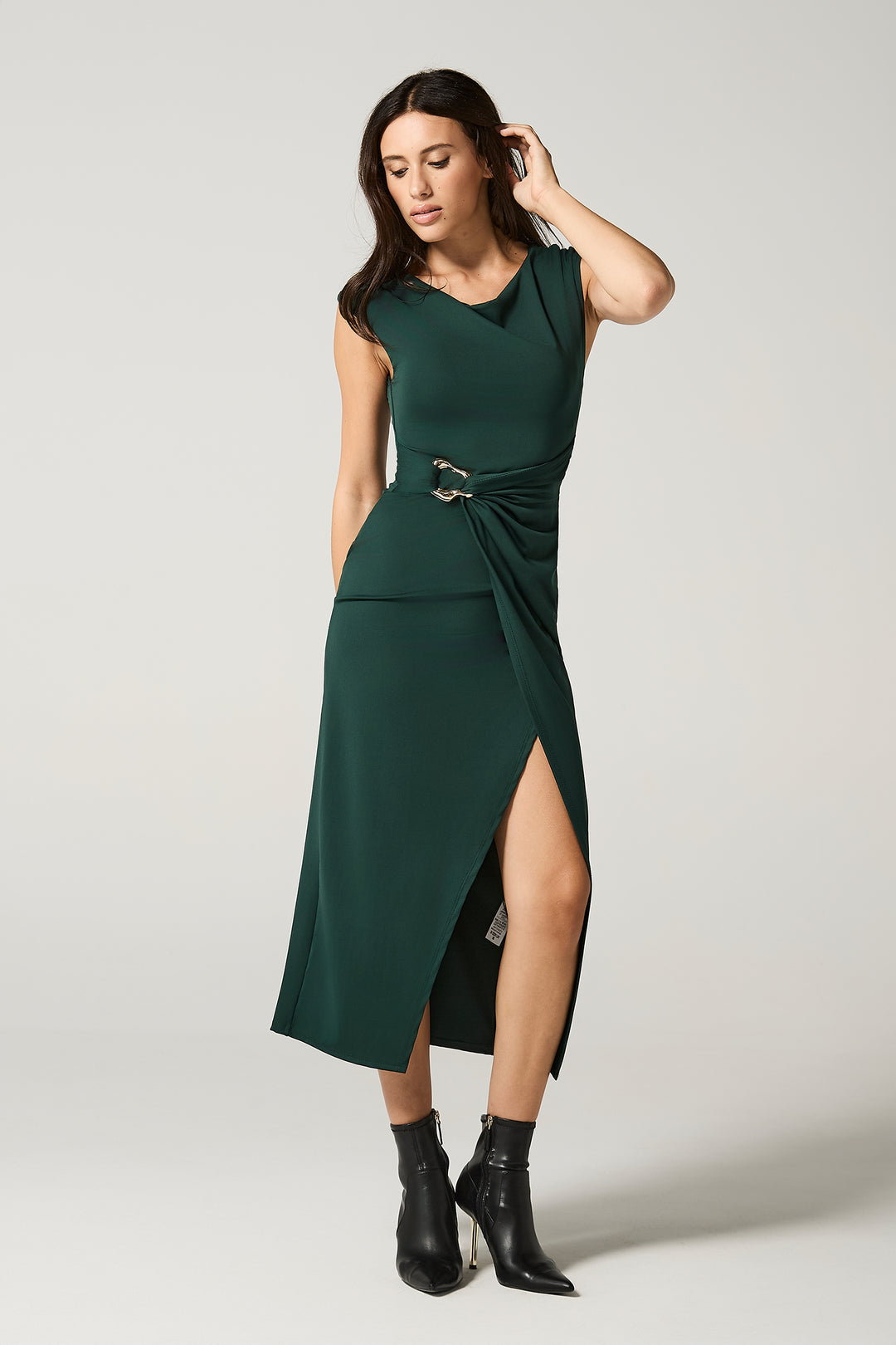 Abito con fibbia gioiello