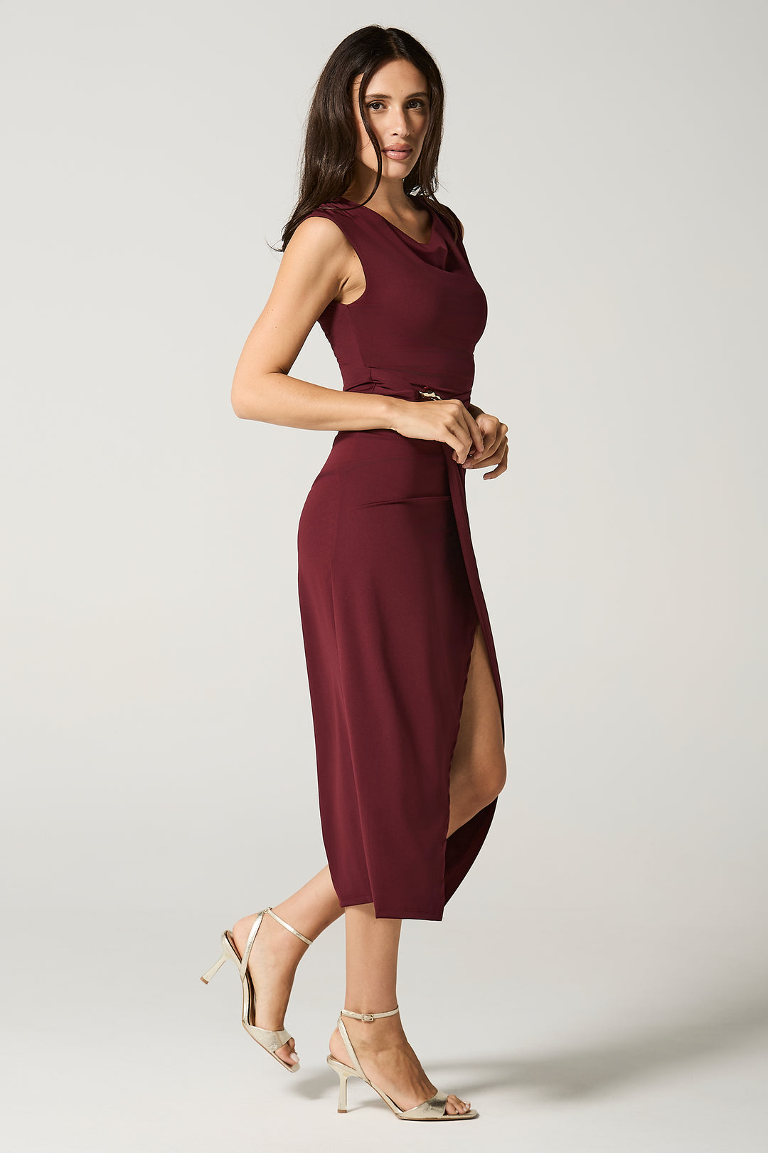 Abito con fibbia gioiello