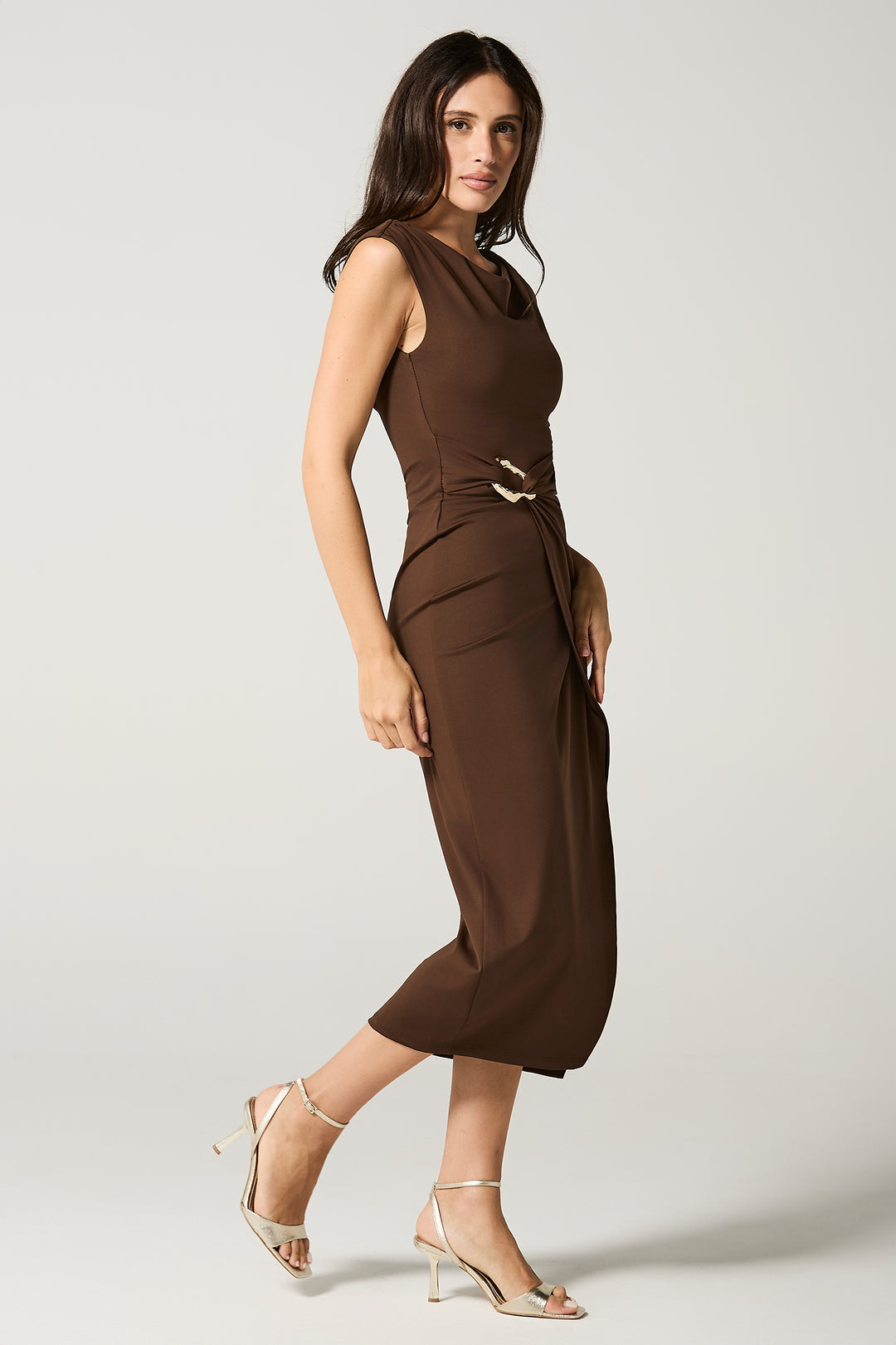 Abito con fibbia gioiello