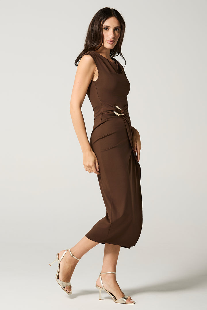 Abito con fibbia gioiello