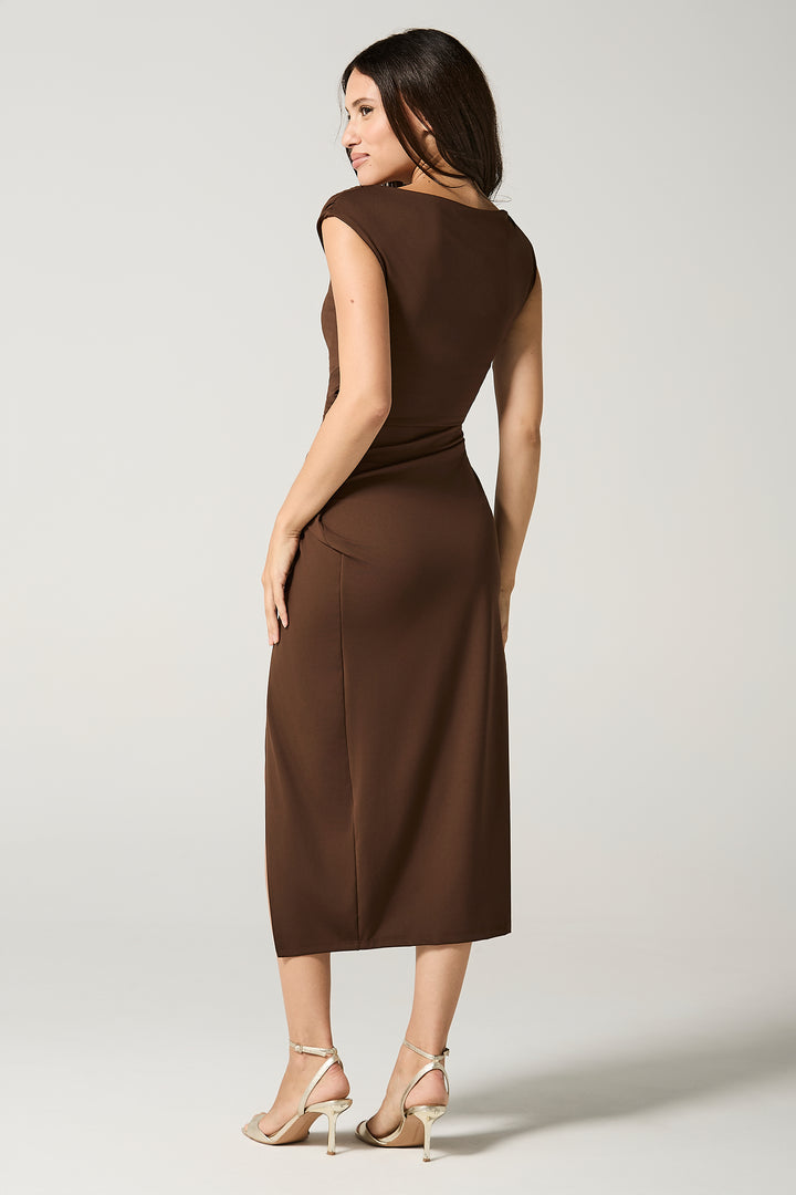 Abito con fibbia gioiello