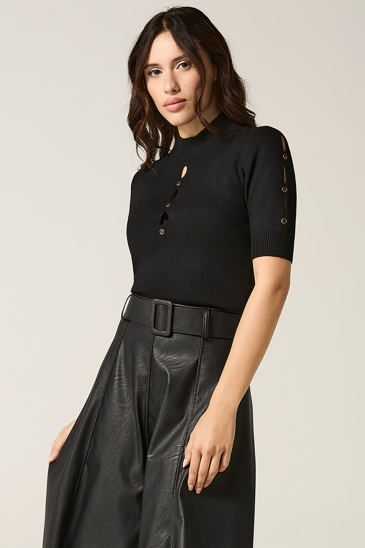 Maglia a lupetto con oblò e bottoni decorativi