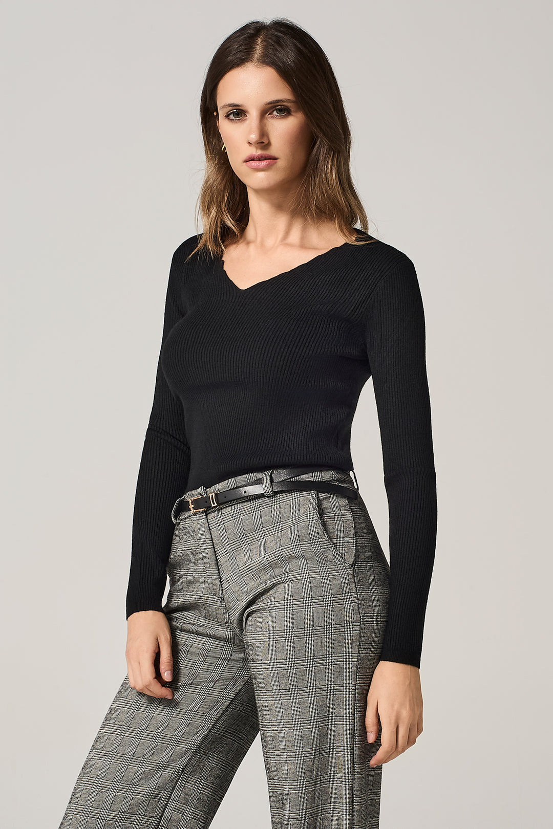 Maglia scollo a V con bordi a ondine