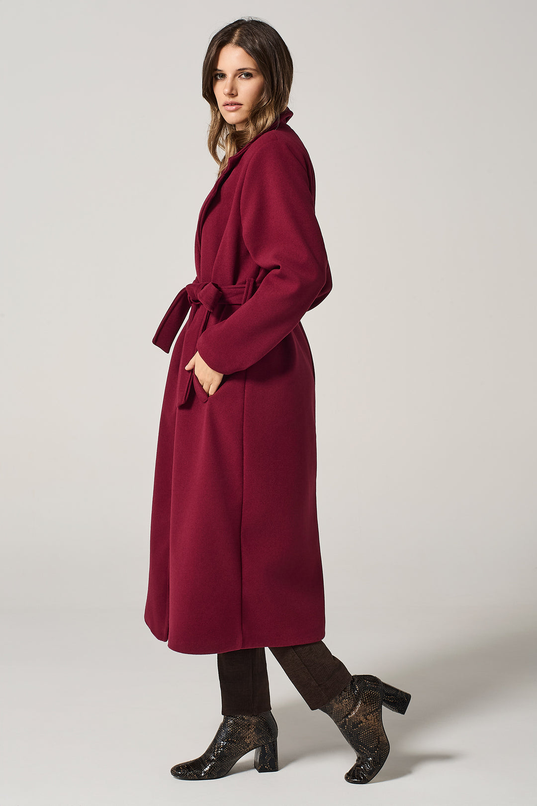 Cappotto lungo doppiopetto con cinta a fusciacca
