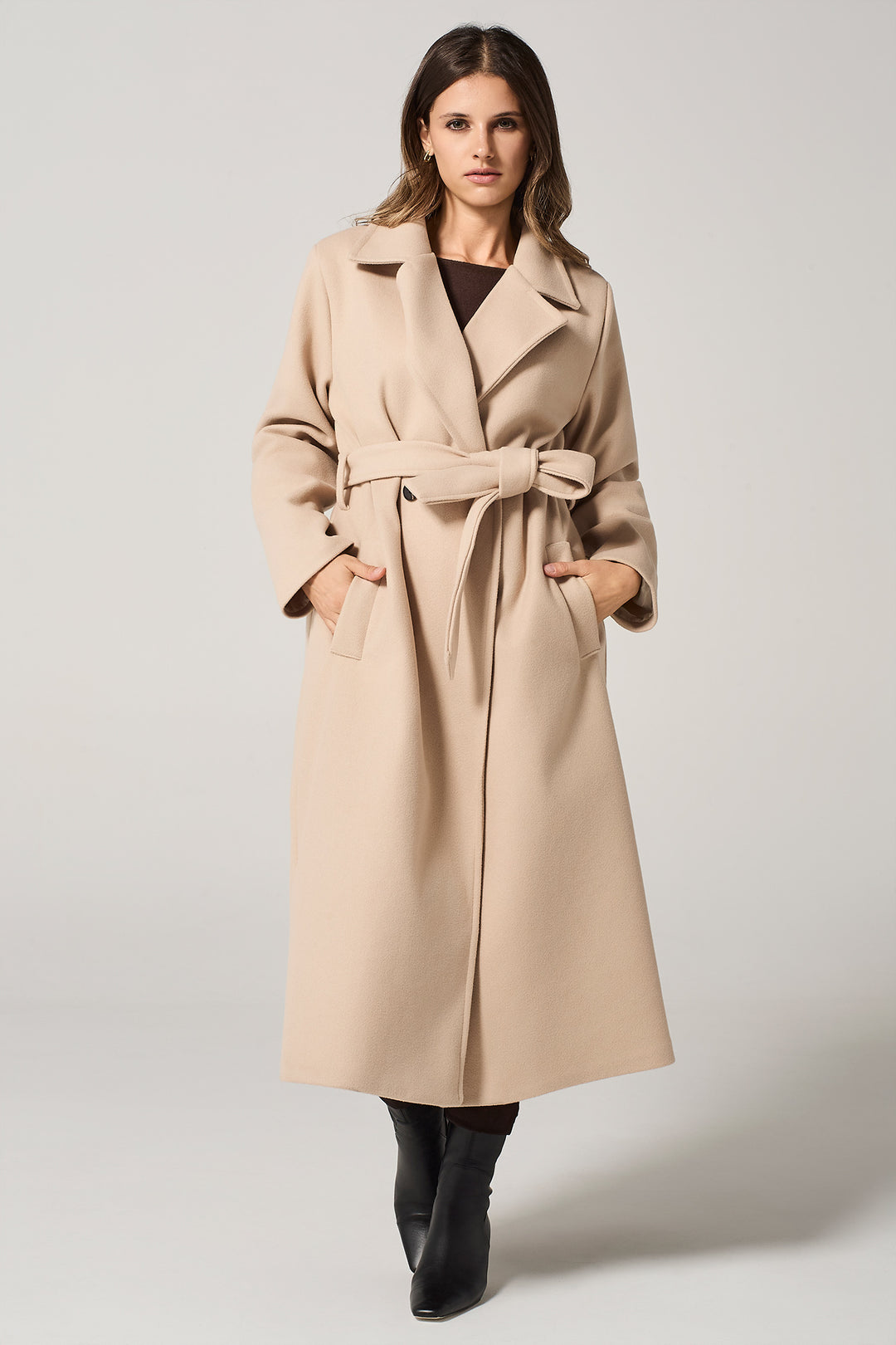 Cappotto lungo doppiopetto con cinta a fusciacca