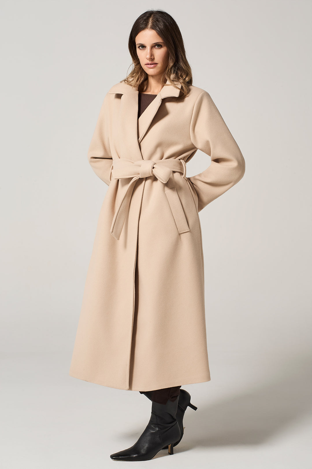 Cappotto lungo doppiopetto con cinta a fusciacca