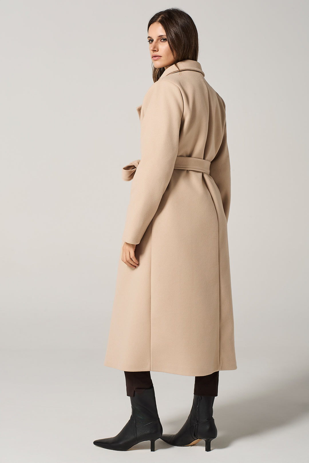 Cappotto lungo doppiopetto con cinta a fusciacca