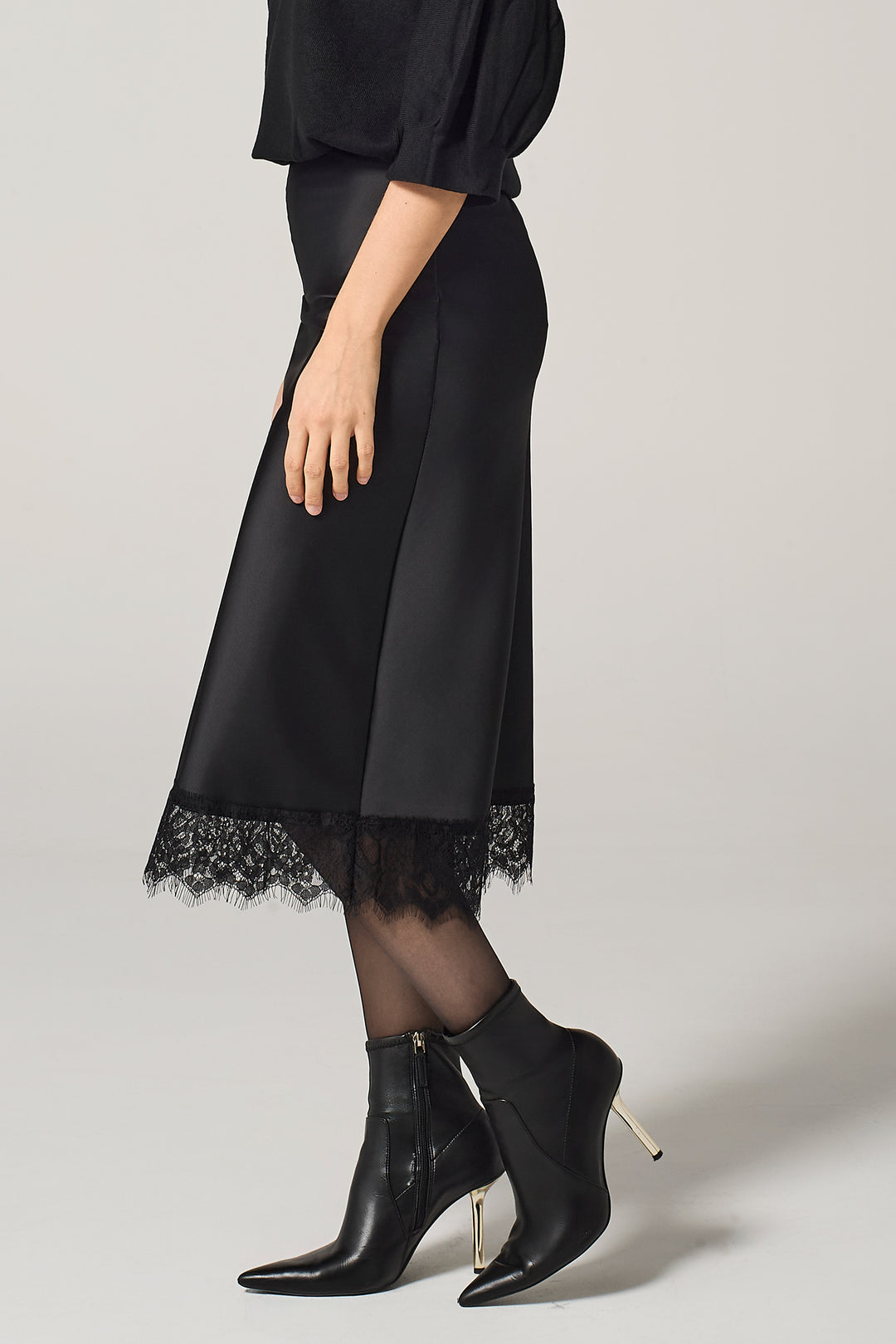 Gonna in satin con bordo in pizzo