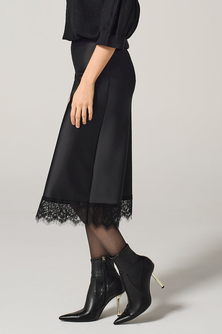 Gonna in satin con bordo in pizzo