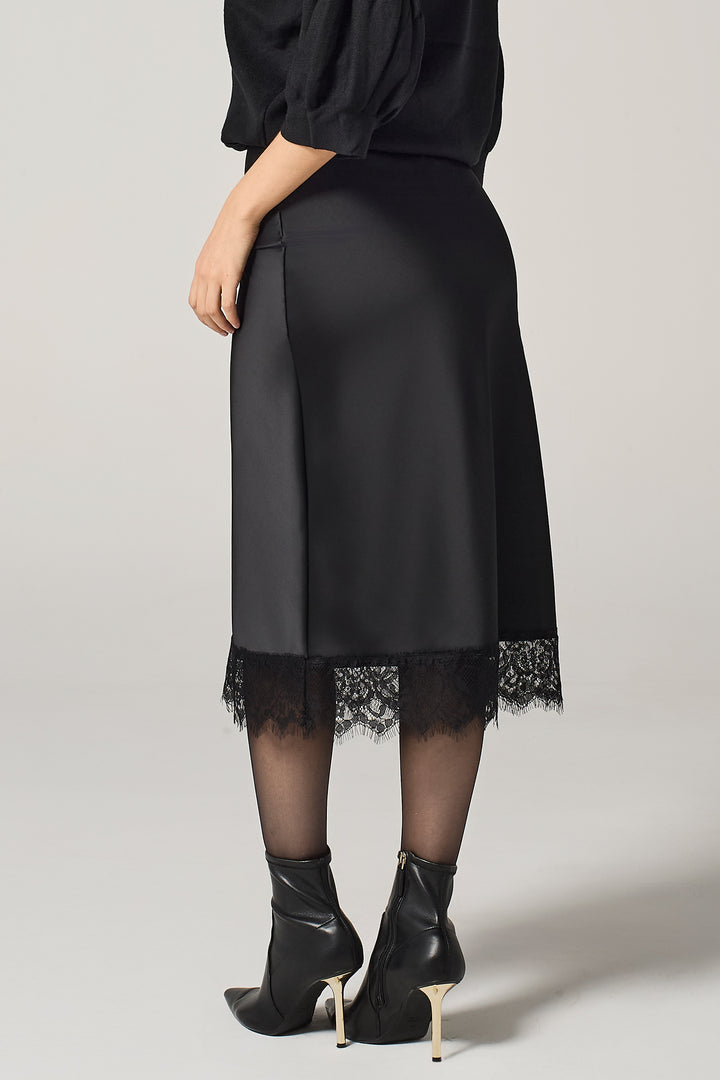 Gonna in satin con bordo in pizzo