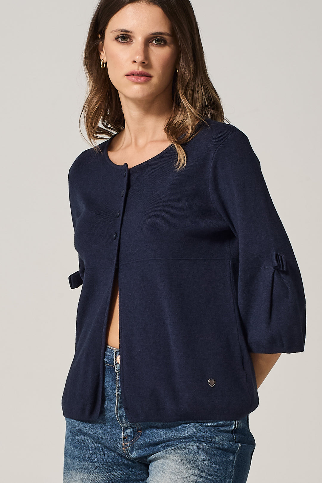 Cardigan con manica a campana e fiocco