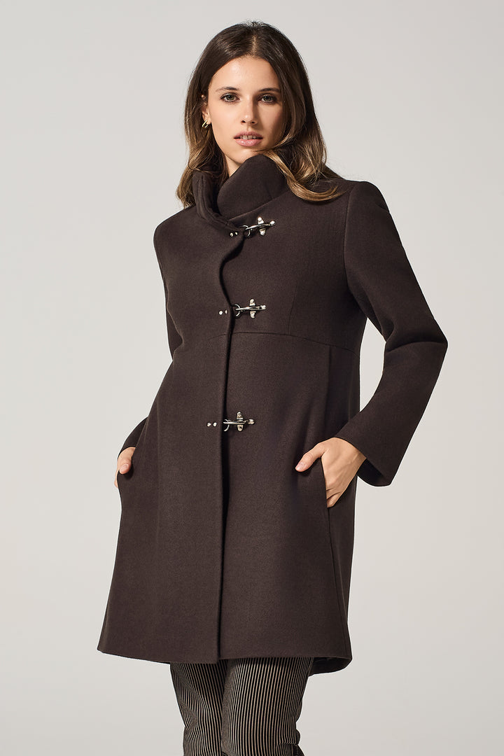 Cappotto in panno con ganci in metallo