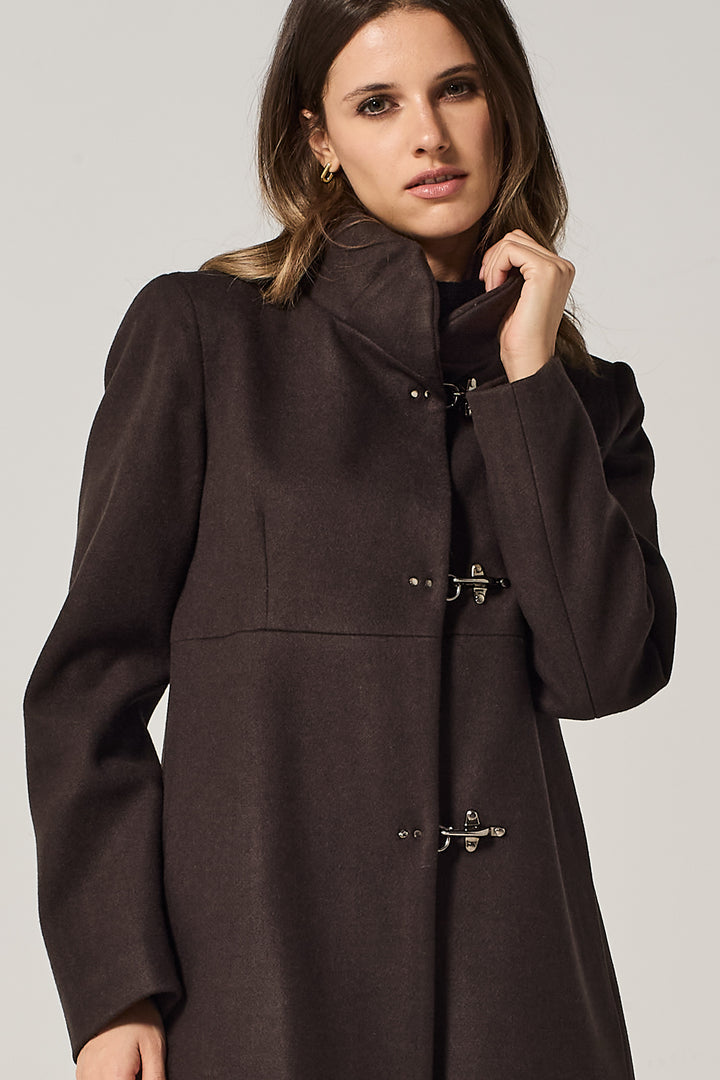 Cappotto in panno con ganci in metallo