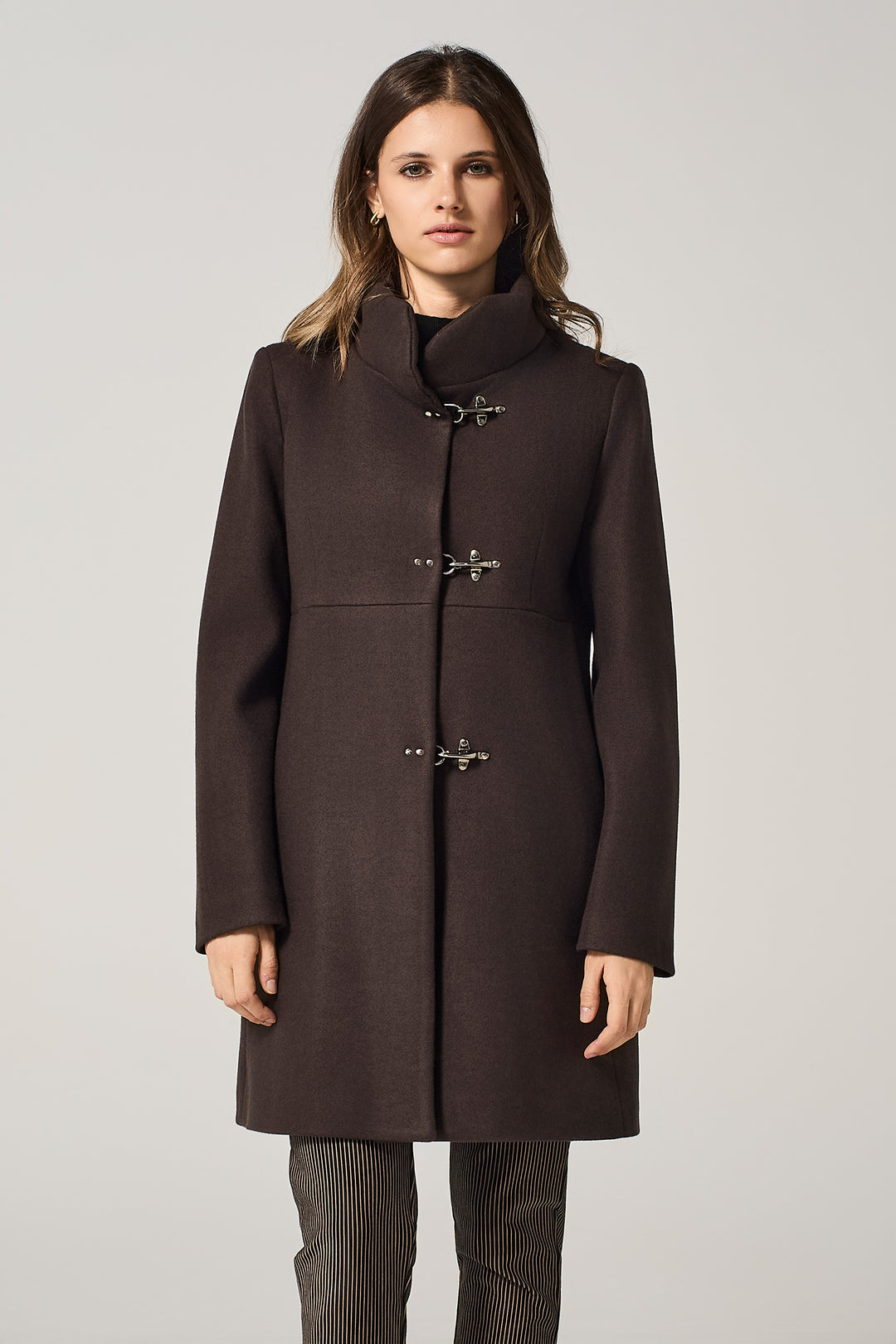 Cappotto in panno con ganci in metallo