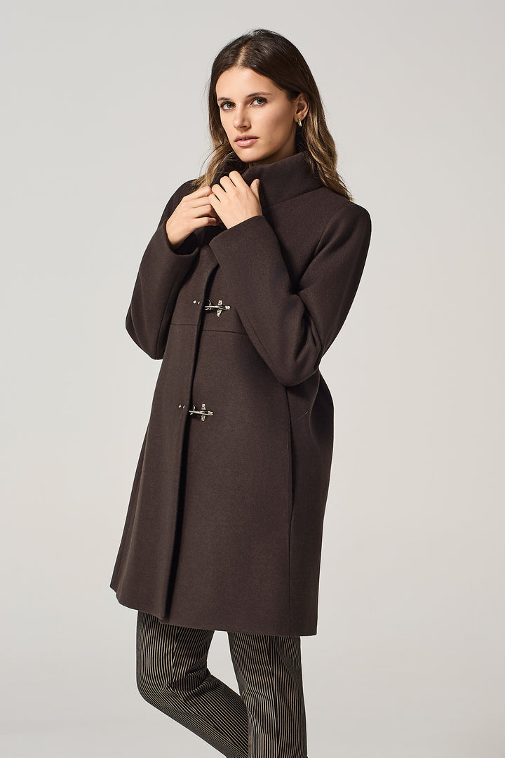 Cappotto in panno con ganci in metallo