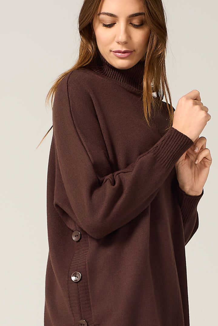 Maglia dolcevita over con bottoni laterali