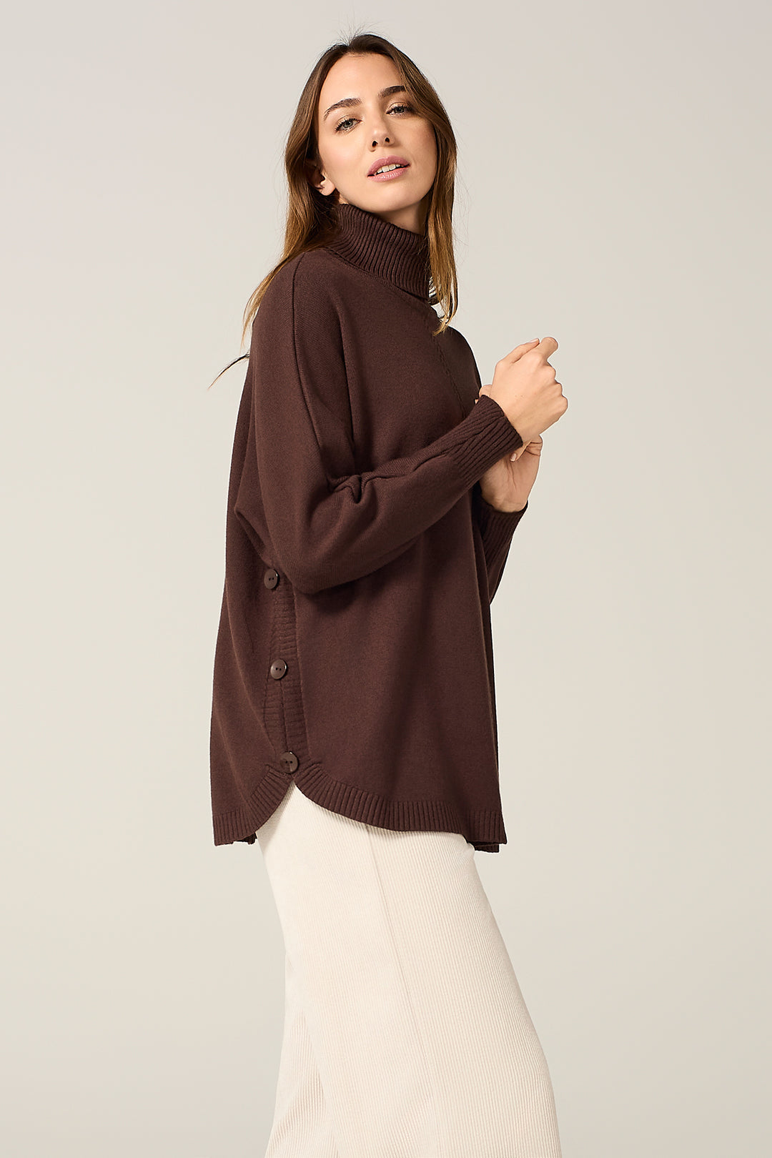 Maglia dolcevita over con bottoni laterali