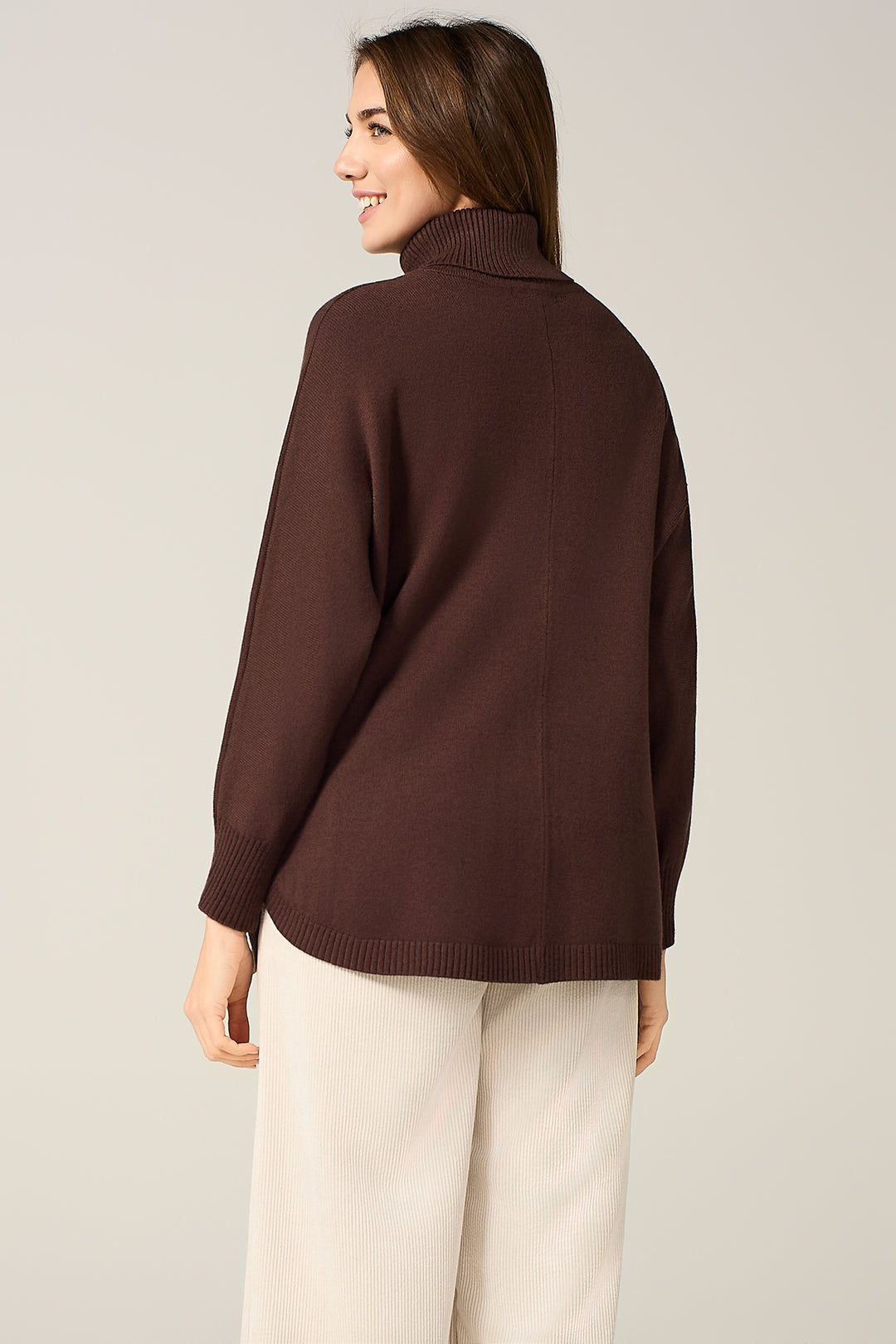 Maglia dolcevita over con bottoni laterali