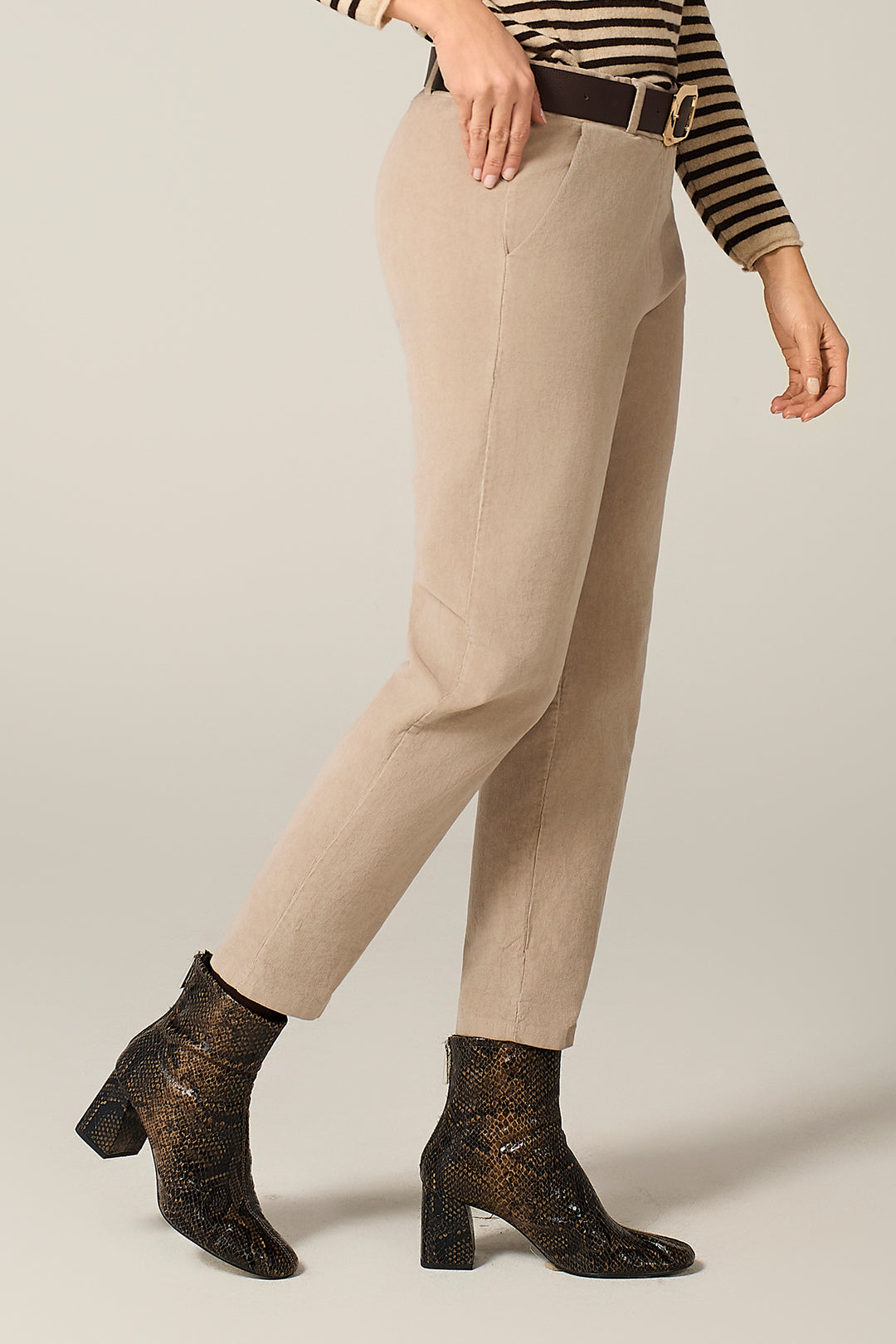 Pantalone chino in millerighe di velluto stretch