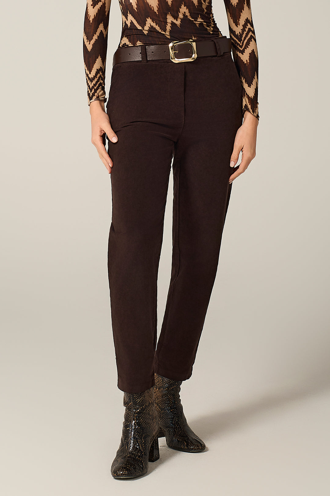 Pantalone chino in millerighe di velluto stretch