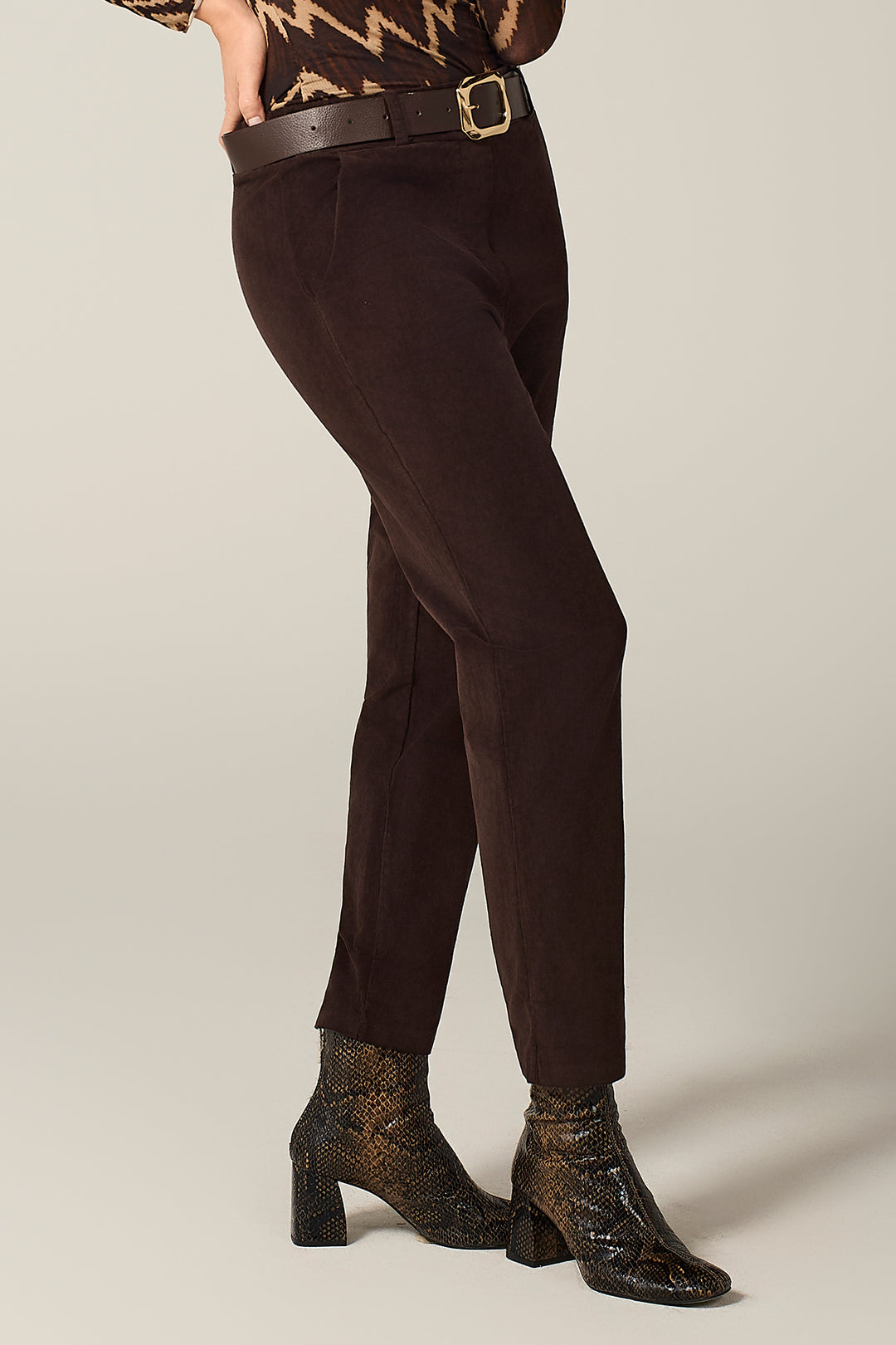 Pantalone chino in millerighe di velluto stretch
