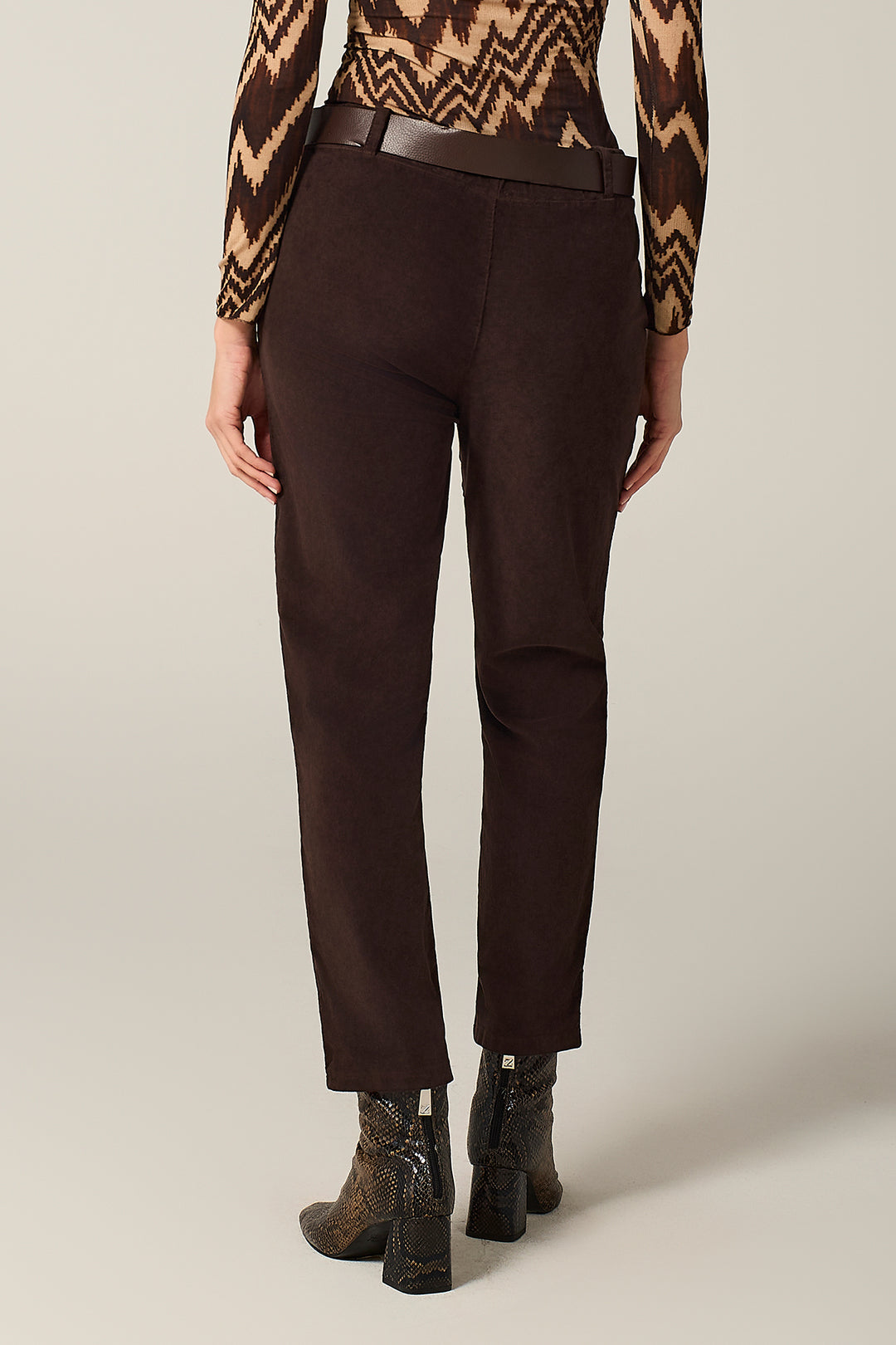 Pantalone chino in millerighe di velluto stretch