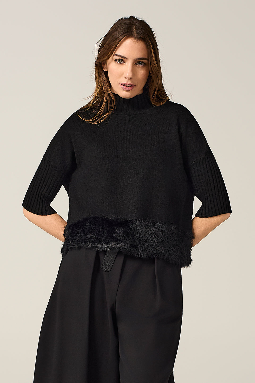 Maglia dolcevita con bordo effetto pelliccia