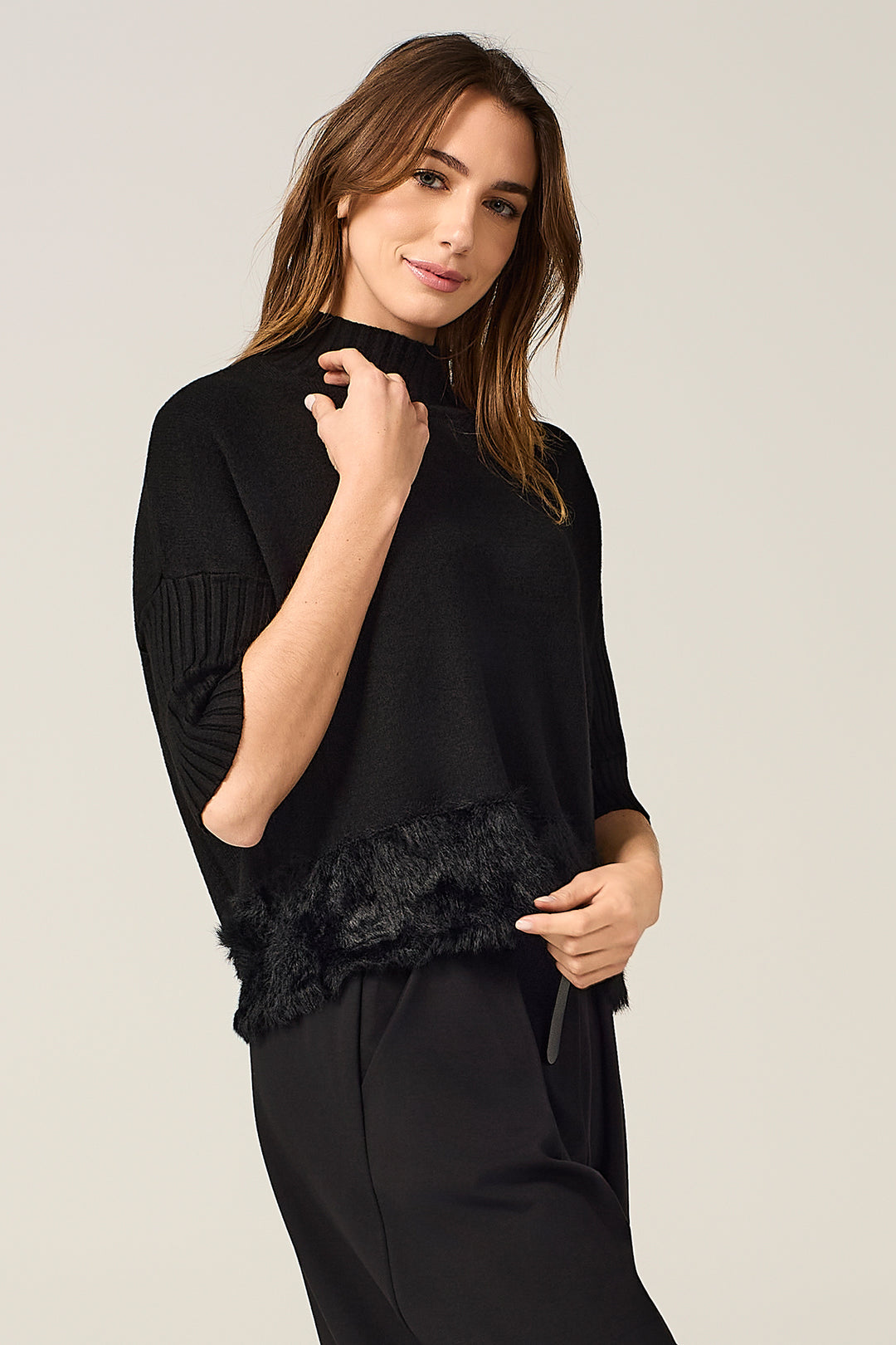 Maglia dolcevita con bordo effetto pelliccia