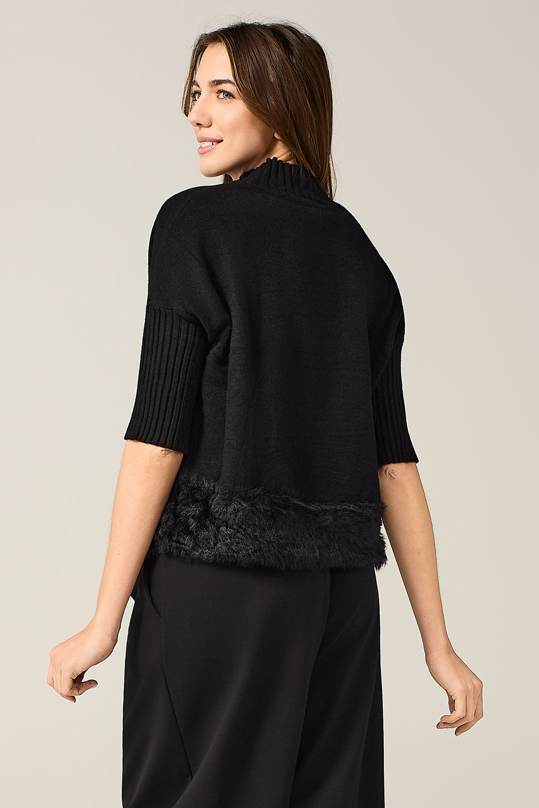 Maglia dolcevita con bordo effetto pelliccia