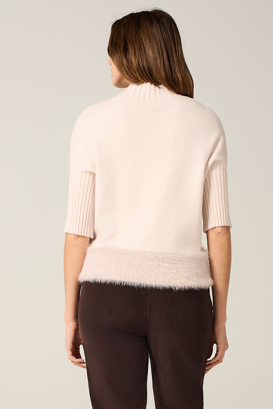 Maglia dolcevita con bordo effetto pelliccia