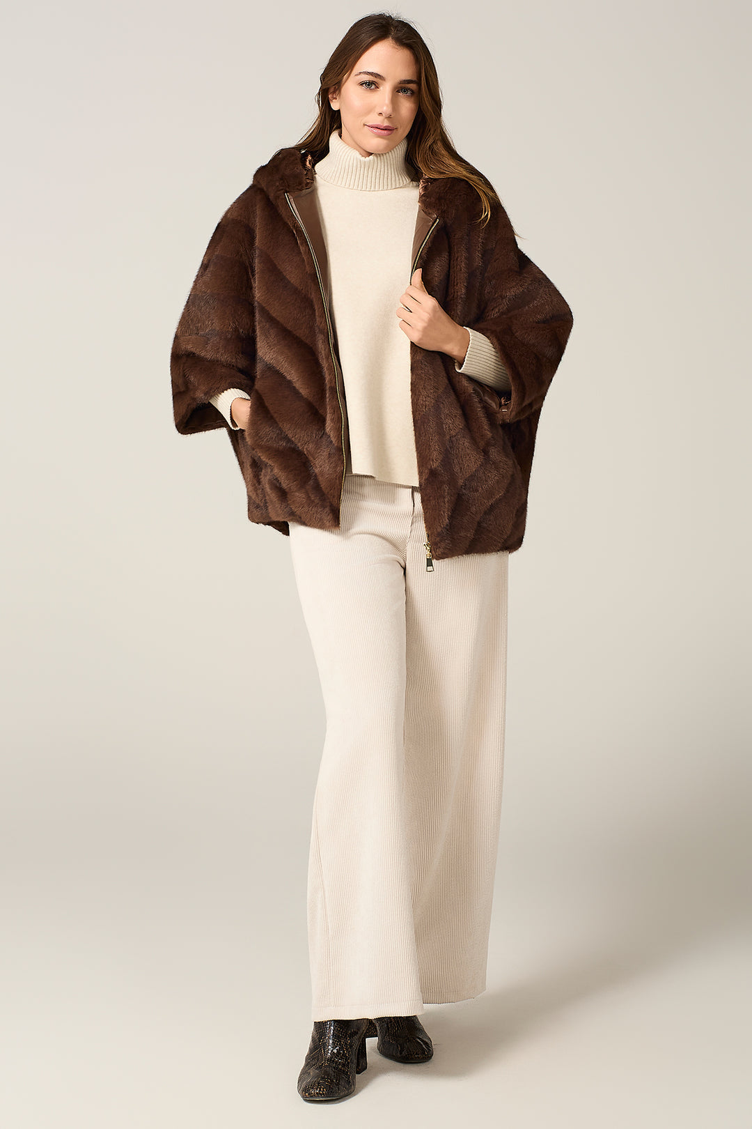 Giaccone con cappuccio in ecopelliccia