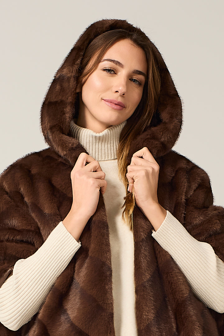 Giaccone con cappuccio in ecopelliccia