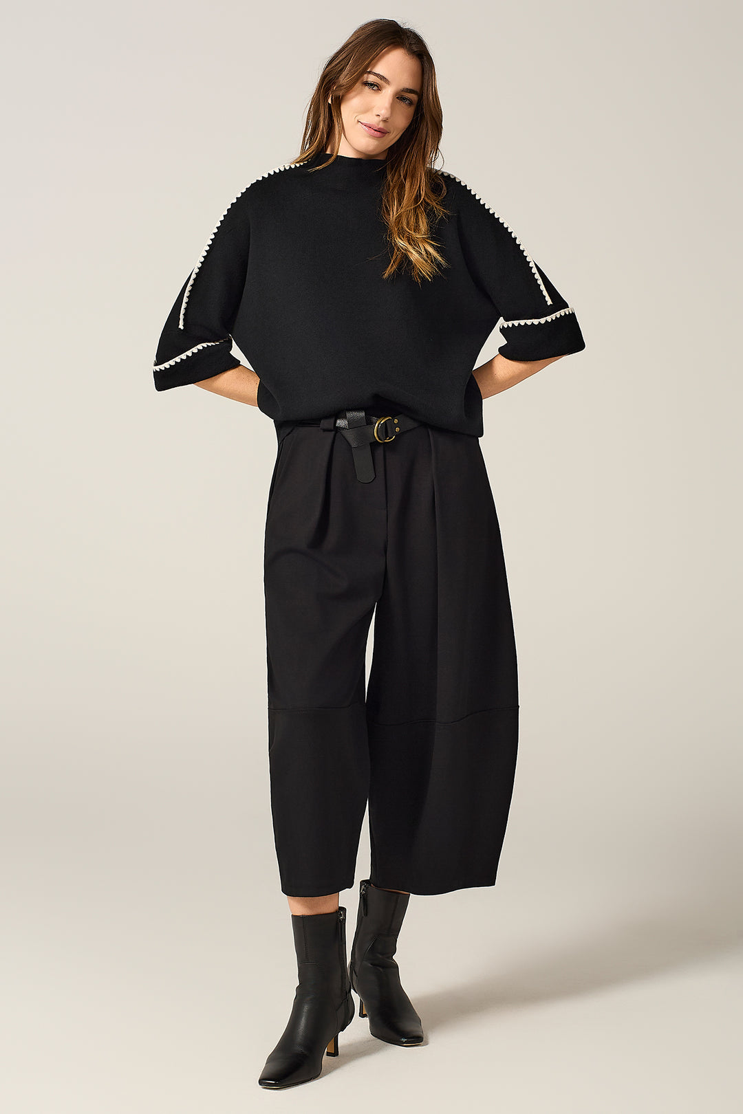 Maglia con ricami a contrasto