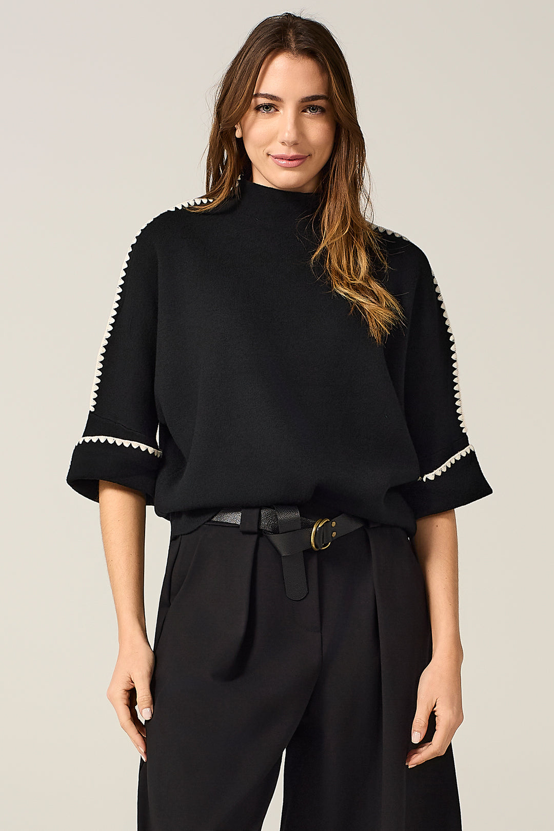 Maglia con ricami a contrasto