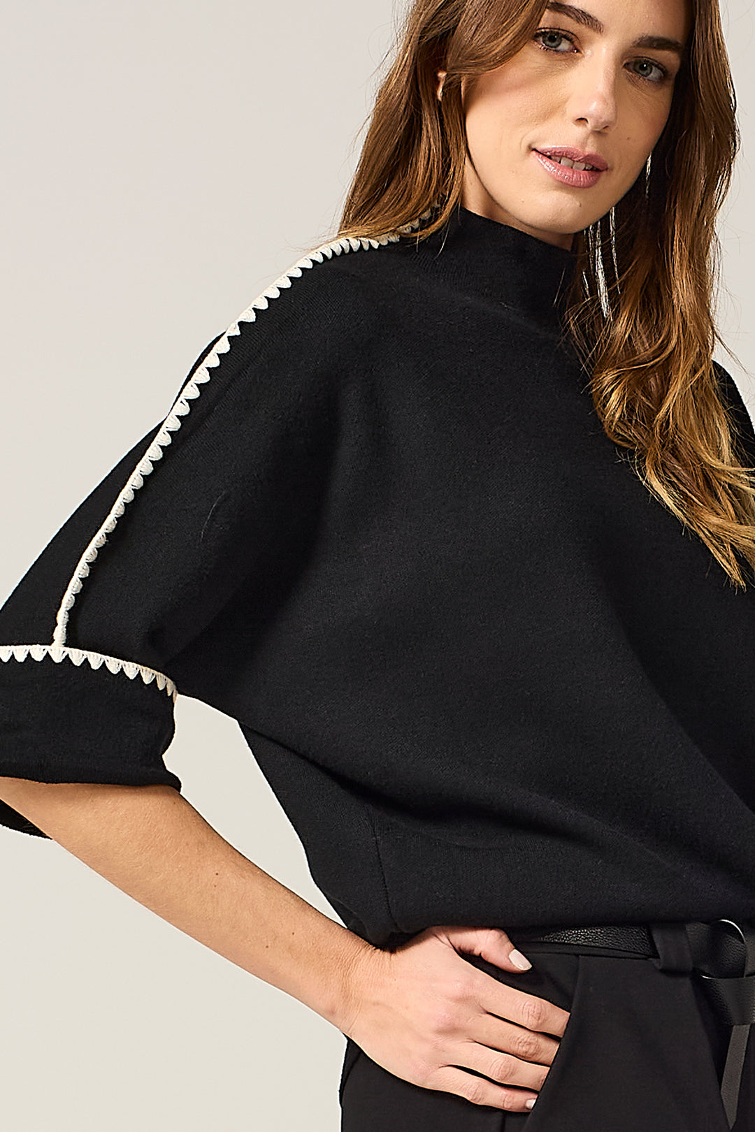 Maglia con ricami a contrasto