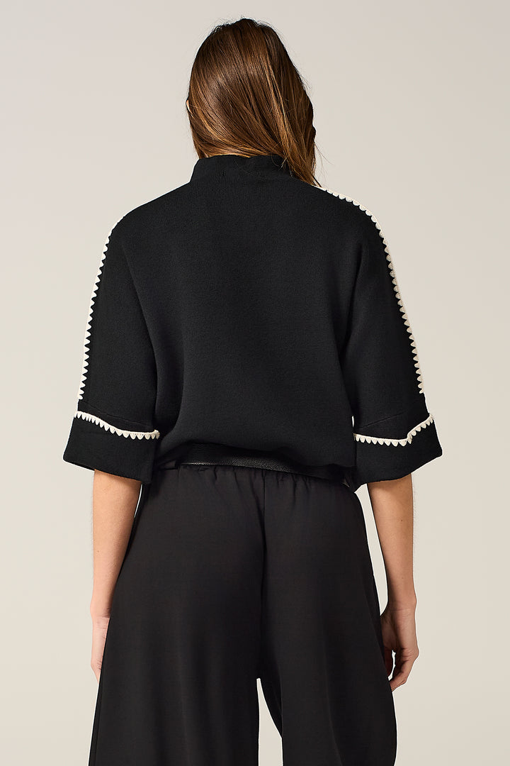 Maglia con ricami a contrasto