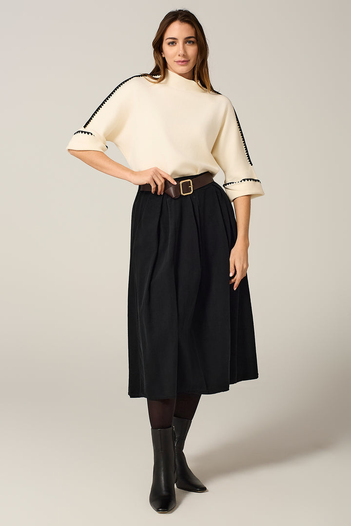 Maglia con ricami a contrasto