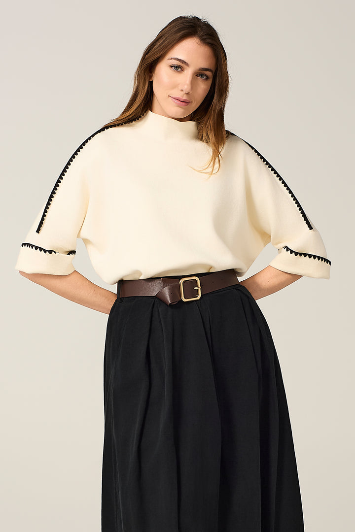 Maglia con ricami a contrasto