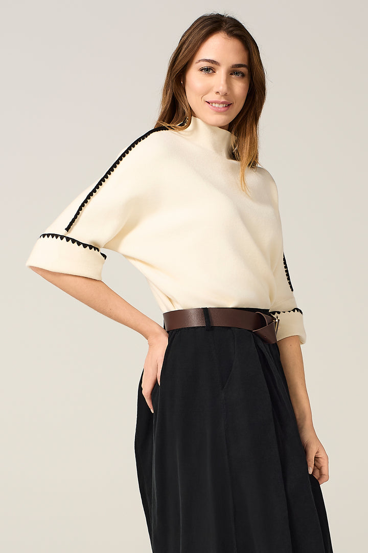 Maglia con ricami a contrasto