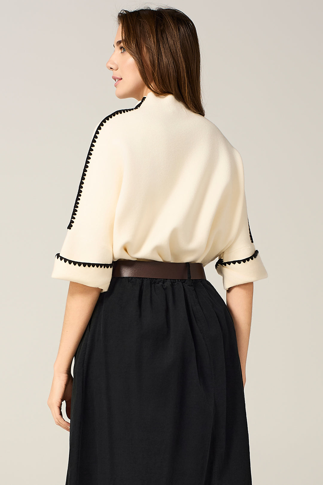 Maglia con ricami a contrasto